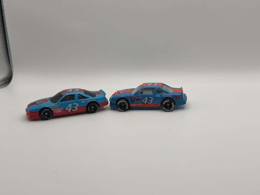 Racing Champions Richard Petty #43 STP Oil Treatment NASCAR Diecast Car 1/64 Sca